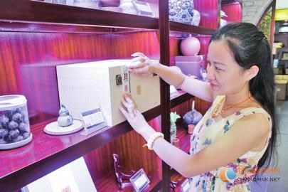 茶行工作人員正在準備中秋茶禮。