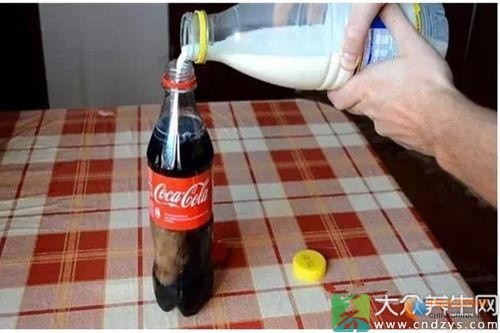 當碳酸飲料遇上牛奶，絕對不能這么喝
