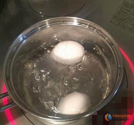 敢吃嗎？島國(guó)人竟用飲料煮出綠色雞蛋！